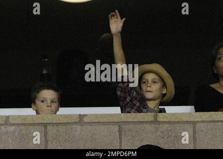 David Beckham Sons, Brooklyn, Romeo und Cruz, wurden gesehen, wie sie ihren Vater und den Rest seiner LA Galaxy-Teamkollegen bei ihrer Niederlage gegen die Erdbeben von San Jose im ersten von zwei Playoff-Spielen anfeuerten. Beckham verbrachte die letzten zehn Minuten des Spiels auf der Bank. Los Angeles, Kalifornien. 4. November 2012 Stockfoto