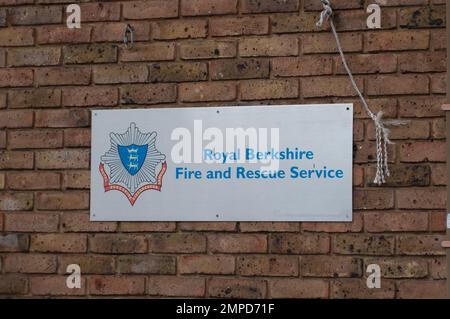 Langley, Slough, Berkshire, Großbritannien. 31. Januar 2023. Royal Berkshire Fire and Rescue Service Fire Station in Langley, Berkshire. Die Feuerwehrleute haben angekündigt, dass sie Streikmaßnahmen ergreifen werden, die über dem Gehalt liegen. Die Mitglieder der Feuerwehr-Gewerkschaft (FBU) stimmten in einer Abstimmung, die gestern abgeschlossen wurde, für die Aktion. Dies wird der erste Feuerwehrstreik im Vereinigten Königreich seit 2003 sein, bei dem die Bezahlung überschritten wird. 88 % stimmten für Streiks, 88 % der Mitglieder waren dafür. Eine Gehaltserhöhung von 5% wurde den Mitgliedern im November angeboten, jedoch abgelehnt. Kredit: Maureen McLean/Alamy Live News Stockfoto