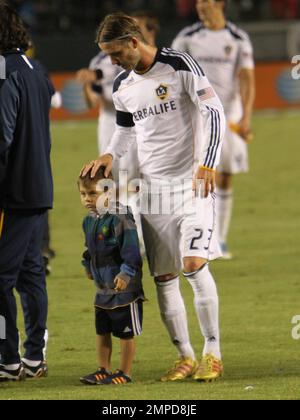 David Beckham und Donovan Landon führen die LA Galaxy vorbei an den Colorado Rapids 1-0. Der neue Spieler, Irishman Robbie Keane, sah gegen Ende des Spiels eine begrenzte Zeit. Während David auf dem Spielfeld war, waren seine Söhne Brooklyn, Romeo und Cruz auf der Tribüne und beobachteten ihn beim Spielen. Es wurde berichtet, dass die drei Jungen während einer Schweigeminute bei der Veranstaltung großen Respekt vor den Opfern von 9/11 zeigten. Nach dem Spiel verschwendeten Beckham und Keane keine Zeit damit, ihre Hemden auszuziehen und den Sieg mit Teamkollegen und Mitarbeitern zu feiern. Los Angeles, Kalifornien. 9. September 2011 . Stockfoto