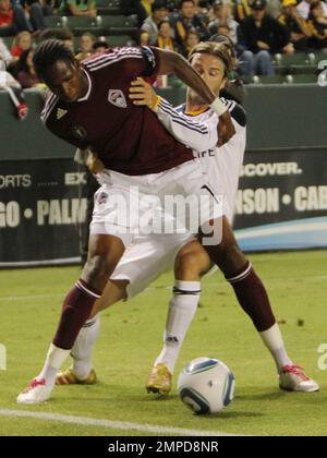 David Beckham und Donovan Landon führen die LA Galaxy vorbei an den Colorado Rapids 1-0. Der neue Spieler, Irishman Robbie Keane, sah gegen Ende des Spiels eine begrenzte Zeit. Während David auf dem Spielfeld war, waren seine Söhne Brooklyn, Romeo und Cruz auf der Tribüne und beobachteten ihn beim Spielen. Es wurde berichtet, dass die drei Jungen während einer Schweigeminute bei der Veranstaltung großen Respekt vor den Opfern von 9/11 zeigten. Nach dem Spiel verschwendeten Beckham und Keane keine Zeit damit, ihre Hemden auszuziehen und den Sieg mit Teamkollegen und Mitarbeitern zu feiern. Los Angeles, Kalifornien. 9. September 2011 . Stockfoto