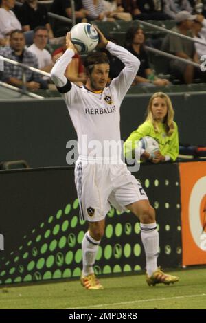 David Beckham und Donovan Landon führen die LA Galaxy vorbei an den Colorado Rapids 1-0. Der neue Spieler, Irishman Robbie Keane, sah gegen Ende des Spiels eine begrenzte Zeit. Während David auf dem Spielfeld war, waren seine Söhne Brooklyn, Romeo und Cruz auf der Tribüne und beobachteten ihn beim Spielen. Es wurde berichtet, dass die drei Jungen während einer Schweigeminute bei der Veranstaltung großen Respekt vor den Opfern von 9/11 zeigten. Nach dem Spiel verschwendeten Beckham und Keane keine Zeit damit, ihre Hemden auszuziehen und den Sieg mit Teamkollegen und Mitarbeitern zu feiern. Los Angeles, Kalifornien. 9. September 2011 Stockfoto