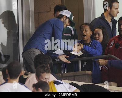 David Beckham sieht zu, wie sein LA Galaxy Team gegen die Kansas City Wizards 2-0 verliert. Während des Spiels nahm er sich etwas Zeit, Autogramme zu signieren und für Fotos mit Fans zu posieren. Los Angeles, Kalifornien. 08/29/2010. Stockfoto