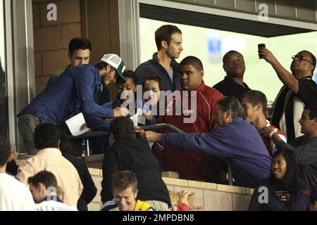 David Beckham sieht zu, wie sein LA Galaxy Team gegen die Kansas City Wizards 2-0 verliert. Während des Spiels nahm er sich etwas Zeit, Autogramme zu signieren und für Fotos mit Fans zu posieren. Los Angeles, Kalifornien. 08/29/2010. Stockfoto