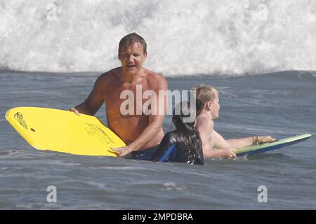 David Beckham, der am Samstagabend vom SIEG DER LA Galaxy erobert wurde, genießt einen Strandtag mit seinen Jungs und Gordon Ramsey. Die Gruppe spielte in der Brandung mit Boogie Boards und genoss es, in Beckhams gemietetem Strandhaus durch die Wellen zu springen. Malibu, Kalifornien. August 21. 2011. Stockfoto