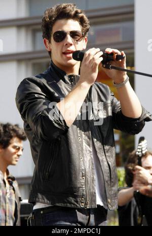 Kevin, Joe und Nick Jonas von den Jonas Brothers, die kürzlich ein neues Musikvideo gedreht haben, spielen ein kostenloses Konzert im Open-Air-Einkaufszentrum The Grove. Die Teenybopper Sensation, die ihre Sommer- und Herbsttour am 27. Juli in Dallas, TX, startete, wurden von Fußballer David Beckham, seiner Frau Victoria und ihren Söhnen Brooklyn, 11, Romeo, 8 und Cruz, 5. Los Angeles, Kalifornien. 05/15/10. Stockfoto