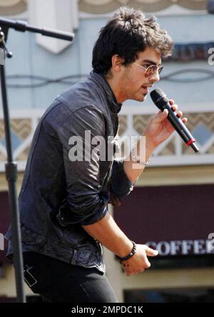Kevin, Joe und Nick Jonas von den Jonas Brothers, die kürzlich ein neues Musikvideo gedreht haben, spielen ein kostenloses Konzert im Open-Air-Einkaufszentrum The Grove. Die Teenybopper Sensation, die ihre Sommer- und Herbsttour am 27. Juli in Dallas, TX, startete, wurden von Fußballer David Beckham, seiner Frau Victoria und ihren Söhnen Brooklyn, 11, Romeo, 8 und Cruz, 5. Los Angeles, Kalifornien. 05/15/10. Stockfoto