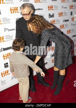 Der Schauspieler Harvey Keitel, die Ehefrau Daphna Kastner und ihr Sohn Roman treffen auf der Premiere des „A Anfänger's Guide to Endings“ ein, die 35. während des Toronto International Film Festivals in der Roy Thomson Hall stattfand. Toronto, WEITER. 09/17/10. . Stockfoto