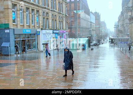 Glasgow, Schottland, Vereinigtes Königreich 31.t. Januar 2023. UK Weather: Kalt und nass im Stil Meile der Buchannan Street sahen Regenschirme die Straßen dominieren, während sie in die Stadt strömten. Credit Gerard Ferry/Alamy Live News Stockfoto