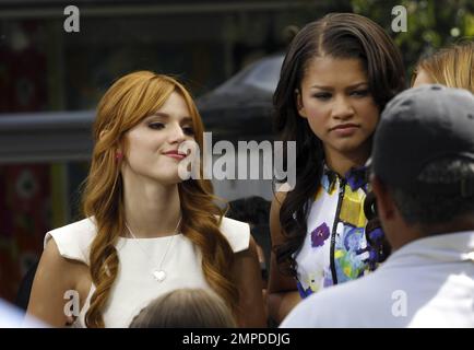 Die Disney-Stars Bella Thorne und Zendaya kommen zu einem Interview im Einkaufszentrum Grove. Bella, die ein Herz mit den Fingern zeigte, posierte für Fotos mit Fans. Los Angeles, Kalifornien. 10. Juli 2012 Stockfoto