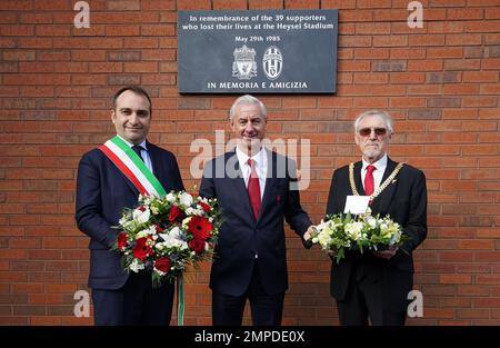 (Von links nach rechts) Bürgermeister von Turin Stefano Lo Russo, FC Liverpool und ehemaliger Juventus-Spieler Ian Rush und Lord Mayor von Liverpool Cllr Roy Gladden legten einen Kranz auf der Heysel Gedenkplakette im Anfield-Stadion des FC Liverpool, Zum Gedenken an die 39 Fußballfans, die bei der Katastrophe im Heysel Stadium 1985 ums Leben kamen. Foto: Dienstag, 31. Januar 2023. Stockfoto