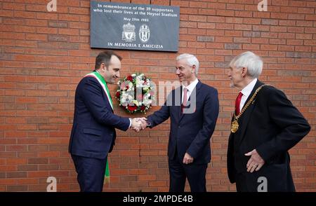 (Von links nach rechts) Bürgermeister von Turin Stefano Lo Russo, FC Liverpool und ehemaliger Juventus-Spieler Ian Rush und Lord Mayor von Liverpool Cllr Roy Gladden legten einen Kranz auf der Heysel Gedenkplakette im Anfield-Stadion des FC Liverpool, Zum Gedenken an die 39 Fußballfans, die bei der Katastrophe im Heysel Stadium 1985 ums Leben kamen. Foto: Dienstag, 31. Januar 2023. Stockfoto