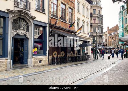 Verschiedene LGBT-Flaggen, die an einem Gebäude in Brüssel hängen, Stockfoto