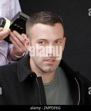Ben Affleck filmt eine Szene für die Stadt am Harvard Square. Affleck, 37 Jahre alt, hatte einen neuen kürzeren Haarschnitt, der einige graue Haare zeigte. Am Set waren auch Co-Stars wie Jeremy Renner. Boston, Massachusetts. 9/15/09. Stockfoto