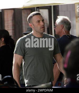 Ben Affleck filmt eine Szene für die Stadt am Harvard Square. Affleck, 37 Jahre alt, hatte einen neuen kürzeren Haarschnitt, der einige graue Haare zeigte. Am Set waren auch Co-Stars wie Jeremy Renner. Boston, Massachusetts. 9/15/09. Stockfoto