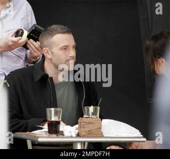 Ben Affleck filmt eine Szene für die Stadt am Harvard Square. Affleck, 37 Jahre alt, hatte einen neuen kürzeren Haarschnitt, der einige graue Haare zeigte. Am Set waren auch Co-Stars wie Jeremy Renner. Boston, Massachusetts. 9/15/09. Stockfoto