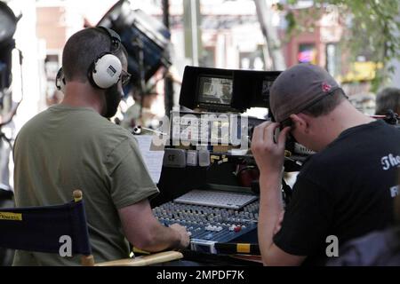 Ben Affleck filmt eine Szene für die Stadt am Harvard Square. Affleck, 37 Jahre alt, hatte einen neuen kürzeren Haarschnitt, der einige graue Haare zeigte. Am Set waren auch Co-Stars wie Jeremy Renner. Boston, Massachusetts. 9/15/09. Stockfoto