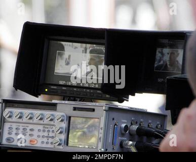 Ben Affleck filmt eine Szene für die Stadt am Harvard Square. Affleck, 37 Jahre alt, hatte einen neuen kürzeren Haarschnitt, der einige graue Haare zeigte. Am Set waren auch Co-Stars wie Jeremy Renner. Boston, Massachusetts. 9/15/09. Stockfoto