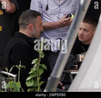 Ben Affleck filmt eine Szene für die Stadt am Harvard Square. Affleck, 37 Jahre alt, hatte einen neuen kürzeren Haarschnitt, der einige graue Haare zeigte. Am Set waren auch Co-Stars wie Jeremy Renner. Boston, Massachusetts. 9/15/09. Stockfoto