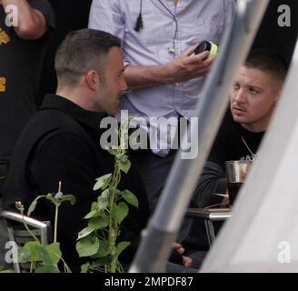 Ben Affleck filmt eine Szene für die Stadt am Harvard Square. Affleck, 37 Jahre alt, hatte einen neuen kürzeren Haarschnitt, der einige graue Haare zeigte. Am Set waren auch Co-Stars wie Jeremy Renner. Boston, Massachusetts. 9/15/09. Stockfoto