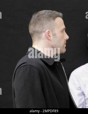 Ben Affleck filmt eine Szene für die Stadt am Harvard Square. Affleck, 37 Jahre alt, hatte einen neuen kürzeren Haarschnitt, der einige graue Haare zeigte. Am Set waren auch Co-Stars wie Jeremy Renner. Boston, Massachusetts. 9/15/09. Stockfoto