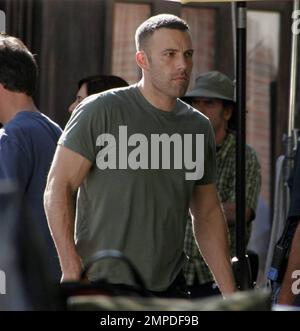 Ben Affleck filmt eine Szene für die Stadt am Harvard Square. Affleck, 37 Jahre alt, hatte einen neuen kürzeren Haarschnitt, der einige graue Haare zeigte. Am Set waren auch Co-Stars wie Jeremy Renner. Boston, Massachusetts. 9/15/09. Stockfoto