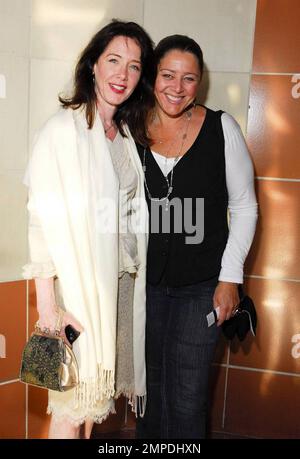 Camryn Manheim und ein Freund bei der Eröffnung des Stücks Bengal Tiger im Zoo von Bagdad. Kirk Douglas Theatre, Culver City, Kalifornien. 5/17/09. Stockfoto