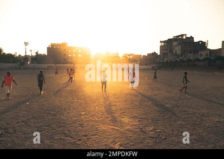 Karatschi Pakistan 2020, Fußballteam auf einem Fußballplatz von Layari zur Zeit des Sonnenuntergangs Stockfoto