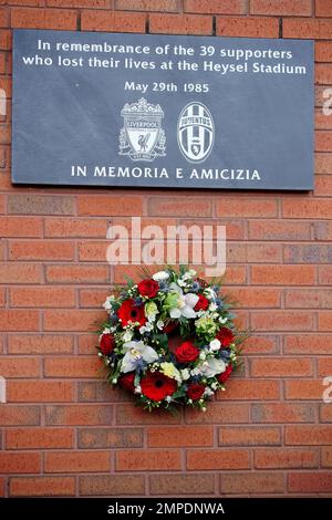 Ein Kranz, der vom Bürgermeister von Turin Stefano Lo Russo, dem FC Liverpool und dem ehemaligen Juventus-Spieler Ian Rush und dem Bürgermeister von Liverpool Cllr Roy Gladden auf der Gedenkplakette von Heysel im Anfield-Stadion des FC Liverpool angelegt wurde, Zum Gedenken an die 39 Fußballfans, die bei der Katastrophe im Heysel Stadium 1985 ums Leben kamen. Foto: Dienstag, 31. Januar 2023. Stockfoto