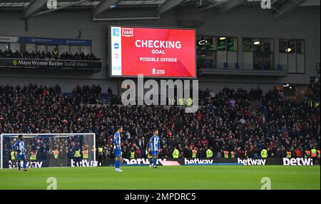 Besorgte Momente für Brighton, während sie darauf warten, dass der VAR ihren späten Gewinner beim Emirates FA Cup 4. Runde Spiel zwischen Brighton & Hove Albion und Liverpool im American Express Community Stadium, Brighton, Großbritannien, bestätigt - 29. Januar 2023 Photo Simon Dack/Tele Images. Nur redaktionelle Verwendung. Kein Merchandising. Für Fußballbilder gelten Einschränkungen für FA und Premier League. Keine Nutzung von Internet/Mobilgeräten ohne FAPL-Lizenz. Weitere Informationen erhalten Sie von Football Dataco Stockfoto