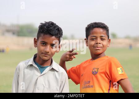 Karatschi Pakistan 2019, ein Kind, das am Sonntagmorgen mit seinem blauen Fußball für ein Foto posiert, asiatische Kinder, lokale Sportarten, Fußball in Pa Stockfoto