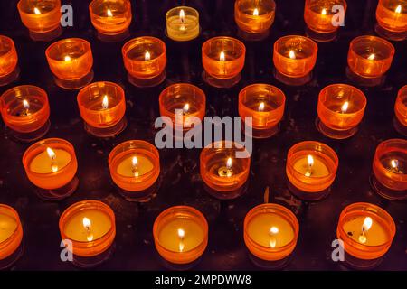 Ein Votivkerzenständer in einer Kathedrale Stockfoto