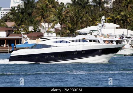 EXKLUSIV!! Beyonce und Jay-Z verbringen eine schöne Zeit in Miami während einer seltenen Pause in ihrem geschäftigen Zeitplan in einem $16 Millionen Dollar teuren Herrenhaus am Wasser und an Bord einer Luxusyacht. Könnte dies ein verspäteter Valentinsgeschenk von Jay-Z sein, da das Paar den Valentinstag aufgrund von Arbeitsverpflichtungen getrennt verbrachte und sich angeblich am romantischsten Tag des Jahres skypisierte? Das Paar fuhr durch die Wasserstraßen und nahm die 100 Meter lange Yacht für eine Fahrt mit Vollgas auf den Wellen des Ozeans. Sie tranken Wein und kuschelten auf der Rückseite der Yacht, bevor sie in das 8 Schlafzimmer, 9 Badezimmer zurückkehrten Stockfoto