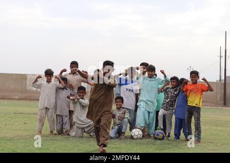 Karatschi Pakistan 2019, ein Foto einer Kinderfußballmannschaft am Sonntagmorgen auf dem Fußballplatz, asiatische Kinder, lokale Sportarten, Fußball in pakistan Stockfoto