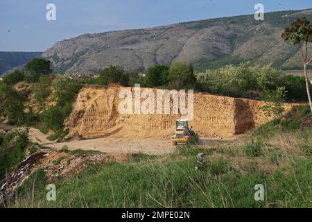 Uferschwalbe (Riparia riparia riparia) große Kolonie im aktiven steinbruch Buna Dorf, Herzegowina, Bosnien und Herzegowina April Stockfoto