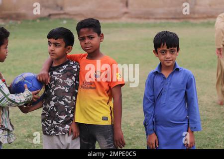 Karatschi Pakistan 2019, ein Kind, das am Sonntagmorgen mit seinem blauen Fußball für ein Foto posiert, asiatische Kinder, lokale Sportarten, Fußball in Pa Stockfoto