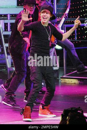 Teenager Justin Bieber und der 7'' 1'' große NBA-Star Shaquille O'Neal tanzen bei einem der Sommerkonzerte der Justin's My World Tour in der Amway Arena auf der Bühne einen unwahrscheinlichen Tanz. Das Duo wurde für die ABC Reality TV Show "Shaq vs." Orlando, FL, gefilmt. 08/04/10 . Stockfoto