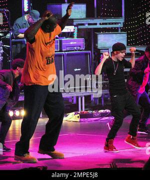 Teenager Justin Bieber und der 7'' 1'' große NBA-Star Shaquille O'Neal tanzen bei einem der Sommerkonzerte der Justin's My World Tour in der Amway Arena auf der Bühne einen unwahrscheinlichen Tanz. Das Duo wurde für die ABC Reality TV Show "Shaq vs." Orlando, FL, gefilmt. 08/04/10 . Stockfoto
