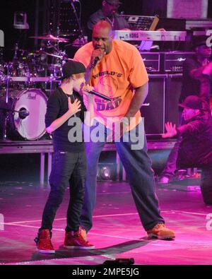 Teenager Justin Bieber und der 7'' 1'' große NBA-Star Shaquille O'Neal tanzen bei einem der Sommerkonzerte der Justin's My World Tour in der Amway Arena auf der Bühne einen unwahrscheinlichen Tanz. Das Duo wurde für die ABC Reality TV Show "Shaq vs." Orlando, FL, gefilmt. 08/04/10Â€¨ . Stockfoto