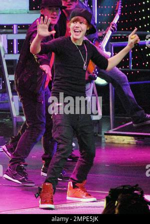 Teenager Justin Bieber und der 7'' 1'' große NBA-Star Shaquille O'Neal tanzen bei einem der Sommerkonzerte der Justin's My World Tour in der Amway Arena auf der Bühne einen unwahrscheinlichen Tanz. Das Duo wurde für die ABC Reality TV Show "Shaq vs." Orlando, FL, gefilmt. 08/04/10 . Stockfoto