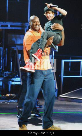 Teenager Justin Bieber und der 7'' 1'' große NBA-Star Shaquille O'Neal tanzen bei einem der Sommerkonzerte der Justin's My World Tour in der Amway Arena auf der Bühne einen unwahrscheinlichen Tanz. Das Duo wurde für die ABC Reality TV Show "Shaq vs." Orlando, FL, gefilmt. 08/04/10 . Stockfoto