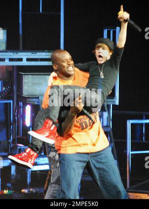 Teenager Justin Bieber und der 7'' 1'' große NBA-Star Shaquille O'Neal tanzen bei einem der Sommerkonzerte der Justin's My World Tour in der Amway Arena auf der Bühne einen unwahrscheinlichen Tanz. Das Duo wurde für die ABC Reality TV Show "Shaq vs." Orlando, FL, gefilmt. 08/04/10 . Stockfoto