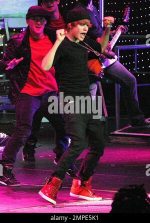 Teenager Justin Bieber und der 7'' 1'' große NBA-Star Shaquille O'Neal tanzen bei einem der Sommerkonzerte der Justin's My World Tour in der Amway Arena auf der Bühne einen unwahrscheinlichen Tanz. Das Duo wurde für die ABC Reality TV Show "Shaq vs." Orlando, FL, gefilmt. 08/04/10 . Stockfoto