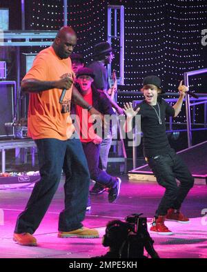 Teenager Justin Bieber und der 7'' 1'' große NBA-Star Shaquille O'Neal tanzen bei einem der Sommerkonzerte der Justin's My World Tour in der Amway Arena auf der Bühne einen unwahrscheinlichen Tanz. Das Duo wurde für die ABC Reality TV Show "Shaq vs." Orlando, FL, gefilmt. 08/04/10 . Stockfoto