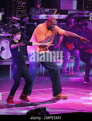 Teenager Justin Bieber und der 7'' 1'' große NBA-Star Shaquille O'Neal tanzen bei einem der Sommerkonzerte der Justin's My World Tour in der Amway Arena auf der Bühne einen unwahrscheinlichen Tanz. Das Duo wurde für die ABC Reality TV Show "Shaq vs." Orlando, FL, gefilmt. 08/04/10 . Stockfoto