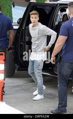 Justin Bieber und seine Leibwächter, darunter Hugo Hesny, kommen bei den jährlichen Young Hollywood Awards 16. im Wiltern in Los Angeles, Kalifornien, an. 27. Juli 2014. Stockfoto