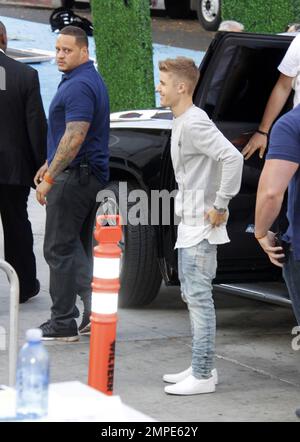 Justin Bieber und seine Leibwächter, darunter Hugo Hesny, kommen bei den jährlichen Young Hollywood Awards 16. im Wiltern in Los Angeles, Kalifornien, an. 27. Juli 2014. Stockfoto