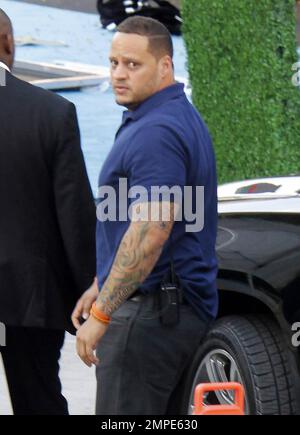 Justin Bieber und seine Leibwächter, darunter Hugo Hesny, kommen bei den jährlichen Young Hollywood Awards 16. im Wiltern in Los Angeles, Kalifornien, an. 27. Juli 2014. Stockfoto