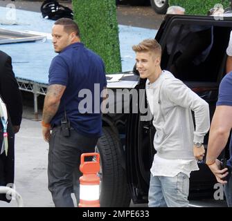 Justin Bieber und seine Leibwächter, darunter Hugo Hesny, kommen bei den jährlichen Young Hollywood Awards 16. im Wiltern in Los Angeles, Kalifornien, an. 27. Juli 2014. Stockfoto