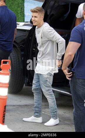 Justin Bieber und seine Leibwächter, darunter Hugo Hesny, kommen bei den jährlichen Young Hollywood Awards 16. im Wiltern in Los Angeles, Kalifornien, an. 27. Juli 2014. Stockfoto
