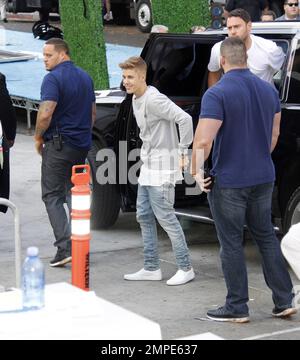 Justin Bieber und seine Leibwächter, darunter Hugo Hesny, kommen bei den jährlichen Young Hollywood Awards 16. im Wiltern in Los Angeles, Kalifornien, an. 27. Juli 2014. Stockfoto